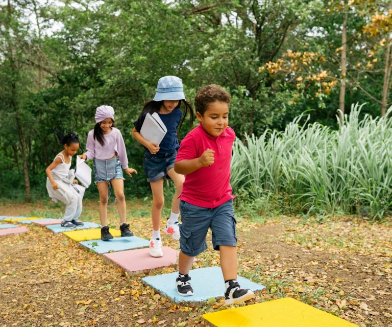 Kinderparkour vier Kinder die über einen Parkours laufen