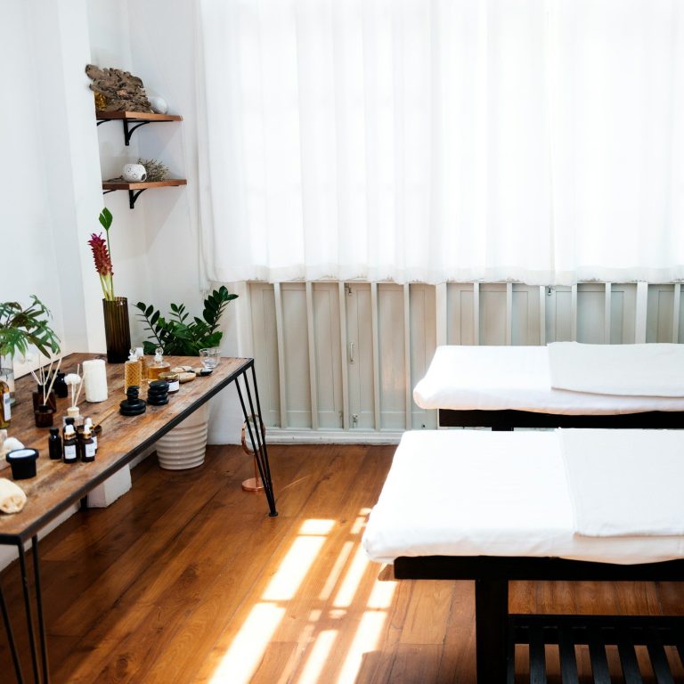 Ein modern gestalteter Behandlungsraum für Ergotherapie und Neurofeedback der Professionalität und Ruhe ausstrahlt